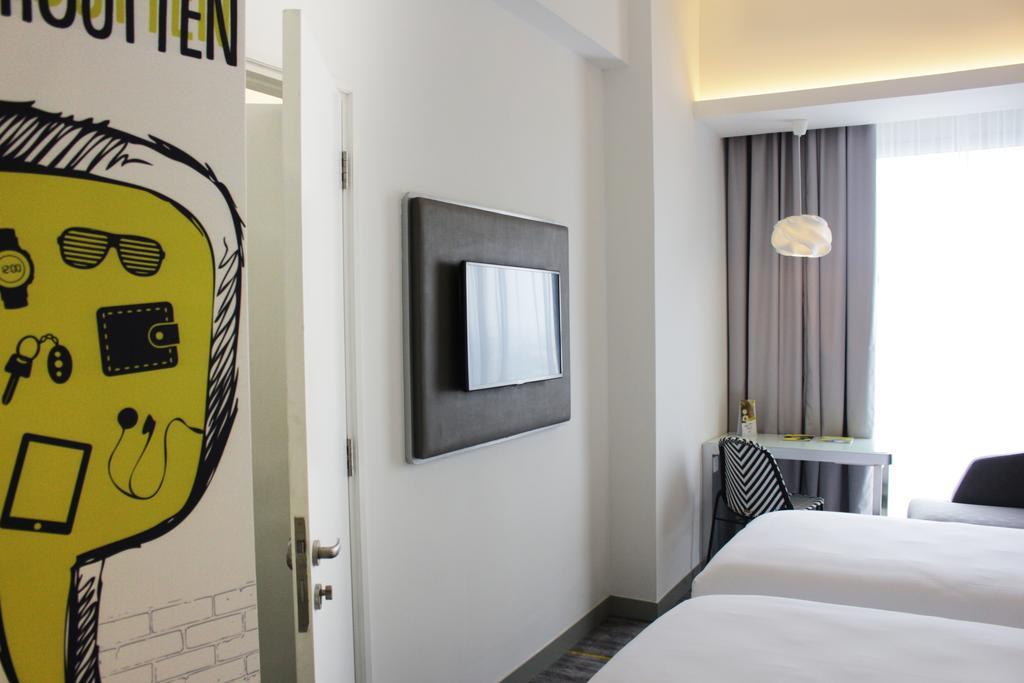 Yello Hotel Harmoni Джакарта Экстерьер фото