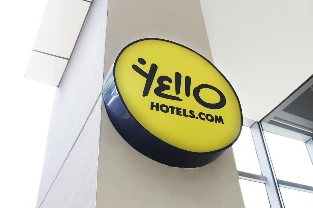Yello Hotel Harmoni Джакарта Экстерьер фото