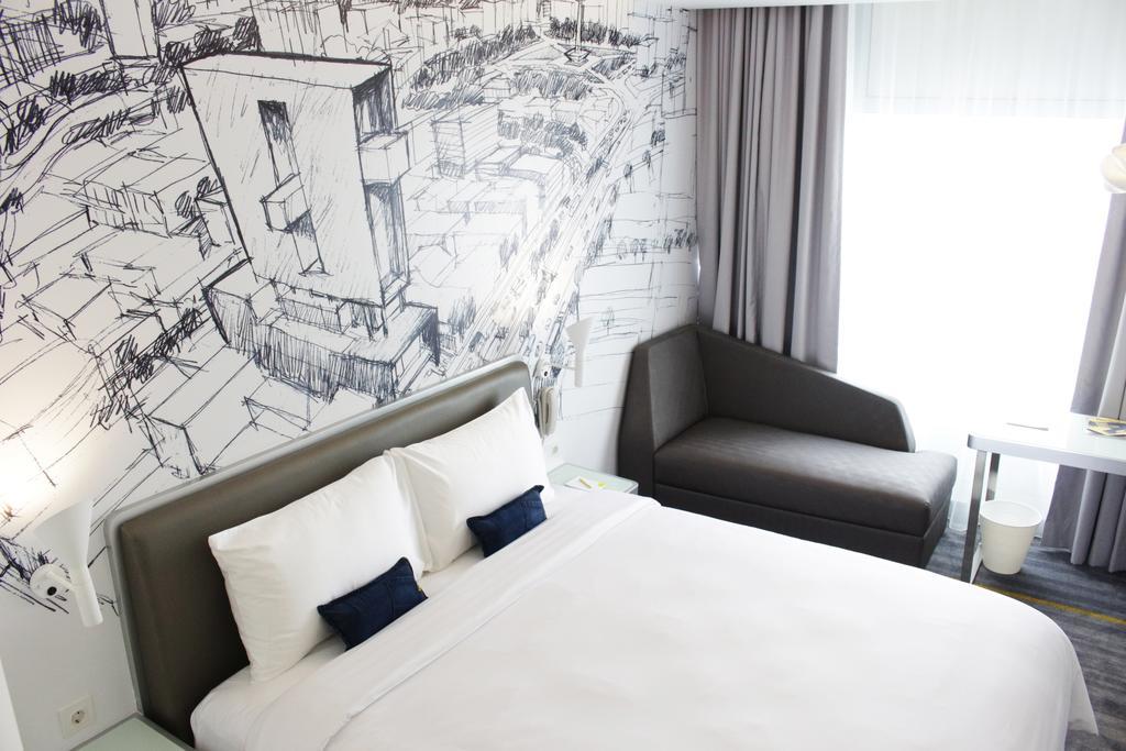 Yello Hotel Harmoni Джакарта Экстерьер фото