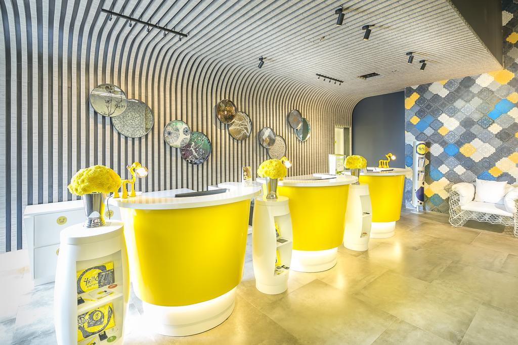Yello Hotel Harmoni Джакарта Экстерьер фото