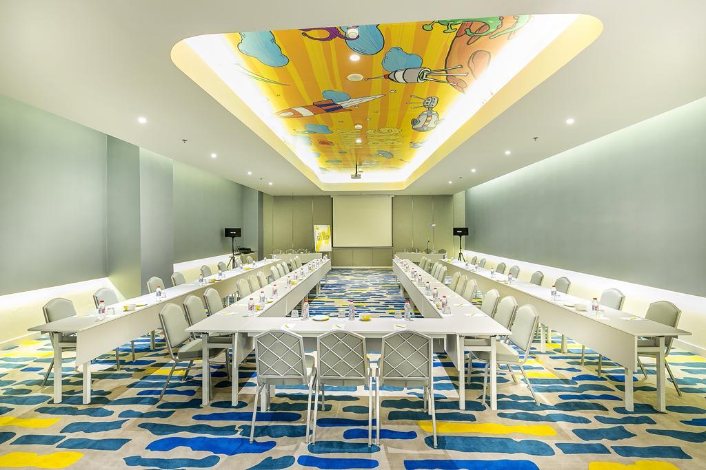 Yello Hotel Harmoni Джакарта Экстерьер фото