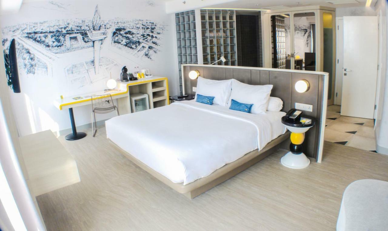 Yello Hotel Harmoni Джакарта Экстерьер фото