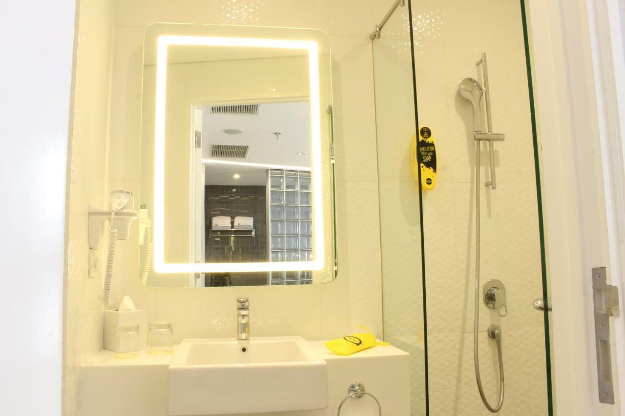 Yello Hotel Harmoni Джакарта Экстерьер фото
